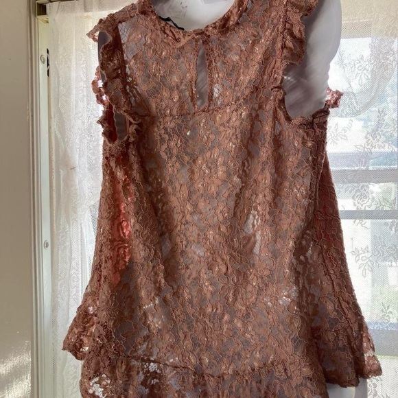Lovely pink lace top with ruffles and tie detail Ambiance 3X - Picture 3 of 4